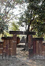 'Temple Wall in Si Satchanalai Historical Park' by Asienreisender
